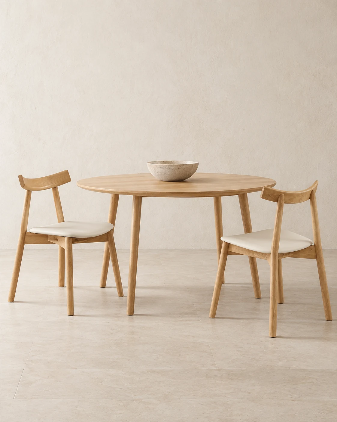 sw032-scene-dining-v1-qa.webp Esszimmerstuhl SW031 / SW032 – Eschenholz mit Polstersitz – Bild 1